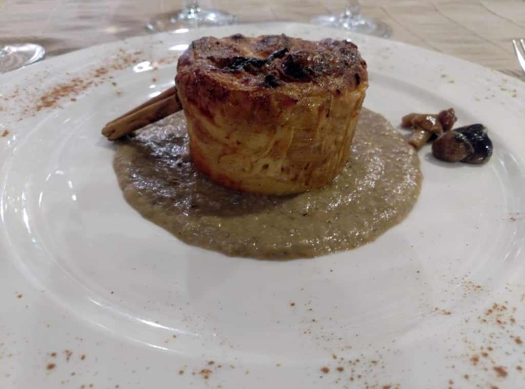 Conejo con ensaimada y crema de setas