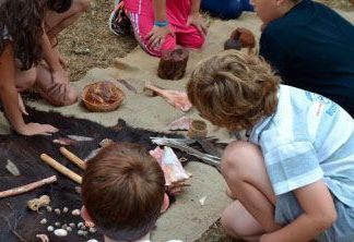 FOTOS: Alrededor de 500 escolares recibirán formación sobre la prehistoria en la comarca