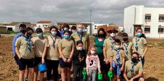 Los Scouts en colaboración con el Ayuntamiento siembran juníperos y prunos en Puebla de la Calzada