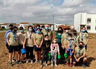 Los Scouts en colaboración con el Ayuntamiento siembran juníperos y prunos en Puebla de la Calzada