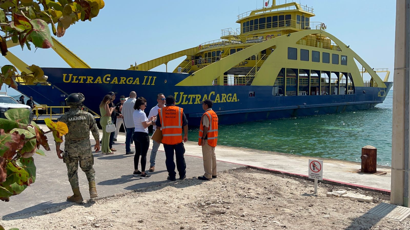 Camioneta de paquetería cae de ferri en Punta Sam por descuido de trabajador