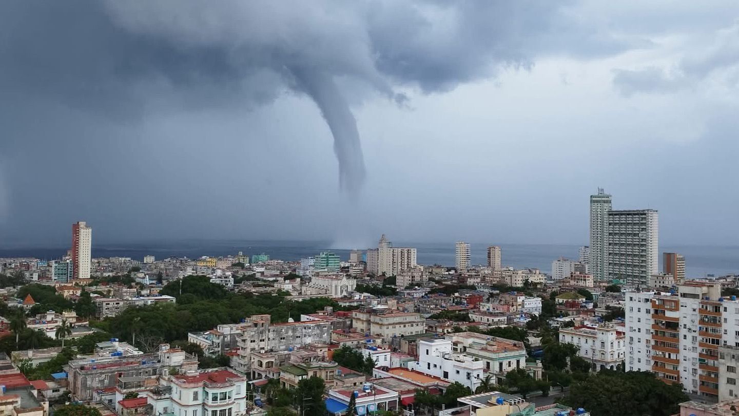 Tromba marina sorprende en el malecón de La Habana 