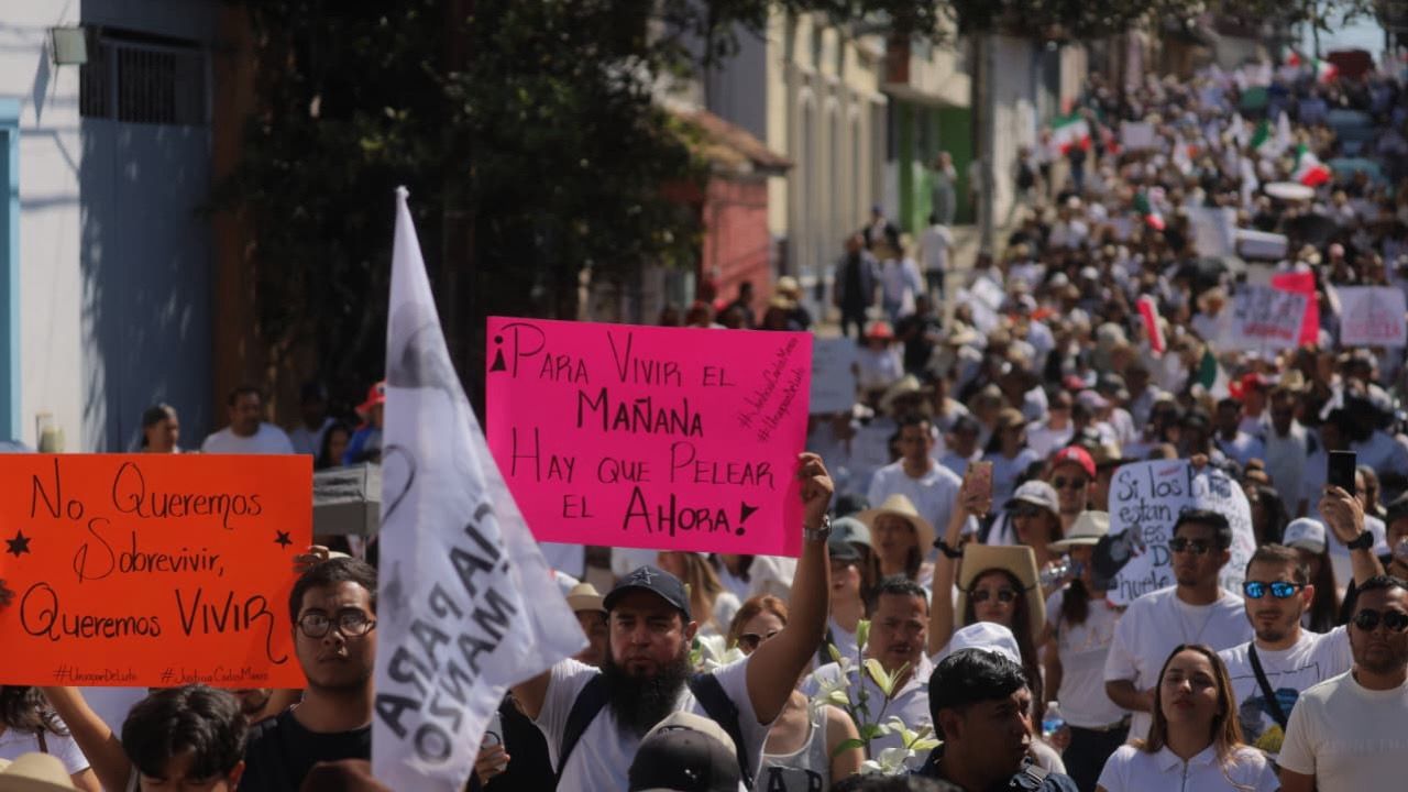 Miles marchan en Uruapan por la paz y justicia para Carlos Manzo