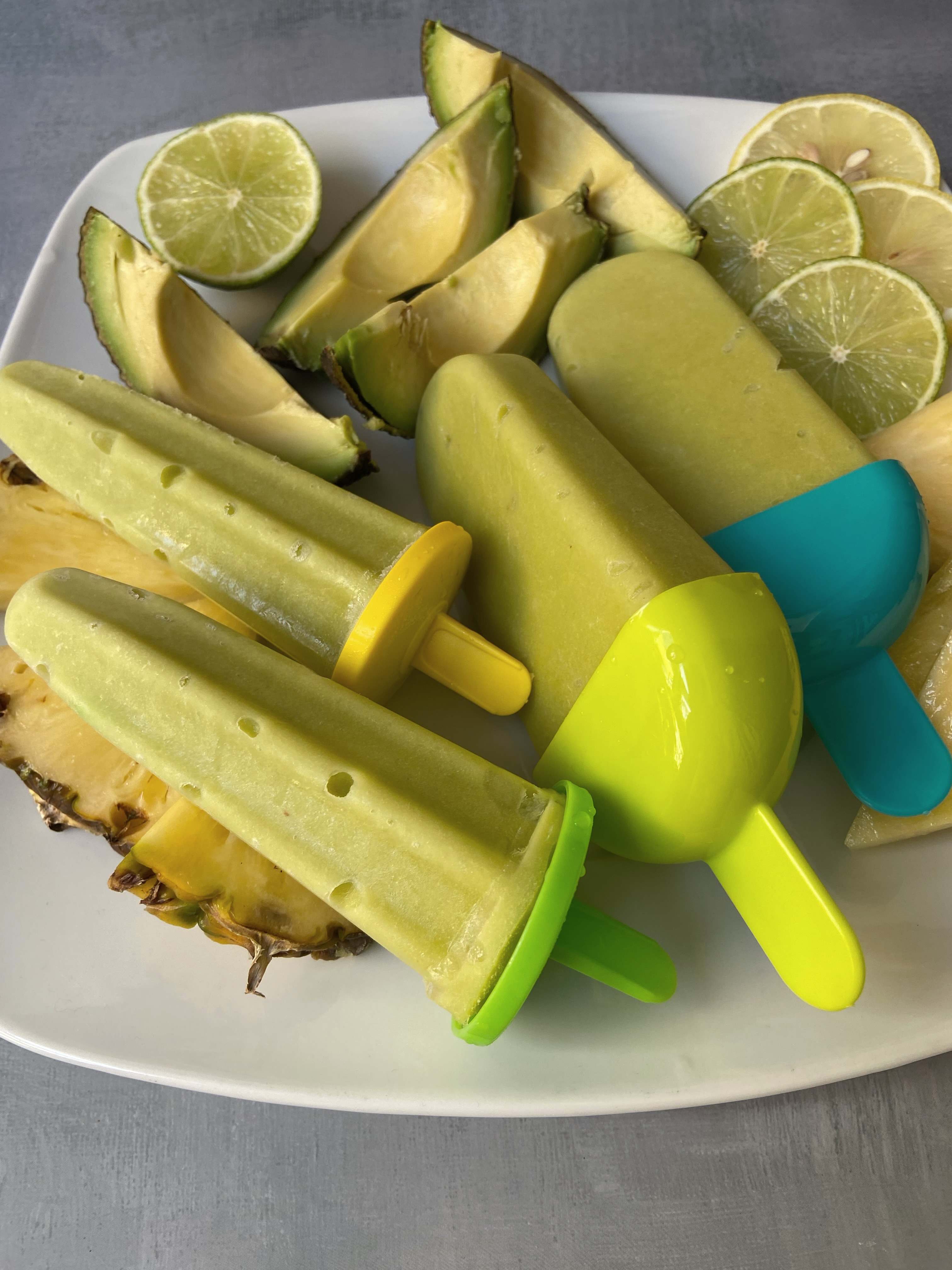 Polos de aguacate y piña