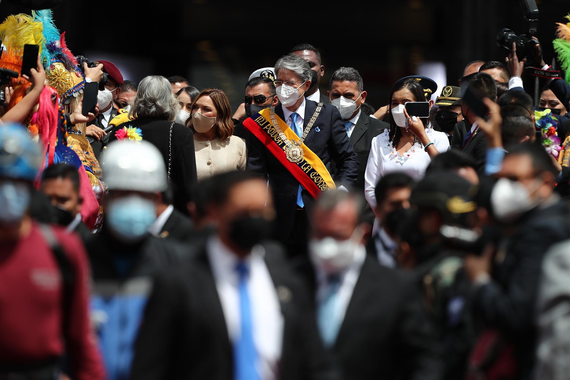 El presidente de Ecuador, Guillermo Lasso (c), junto a su familia, abandona el lugar tras su investidura el 24 de mayo en la sede de la Asamblea Nacional, en Quito (Ecuador). EFE/ José Jácome/Archivo
