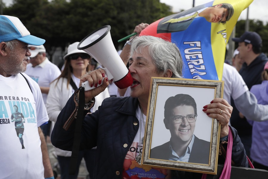 Miguel Uribe atentado hospital caminando