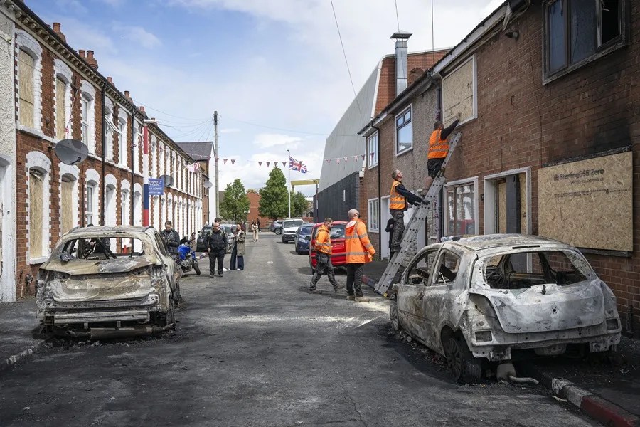 Trabajadores limpian la calle Lendrick tras los disturbios ocurridos en Belfast, Irlanda del Norte.