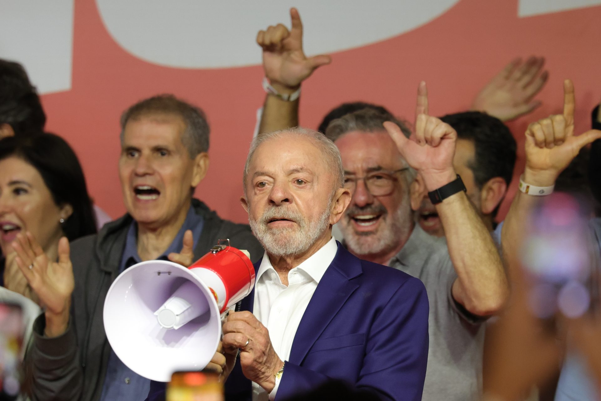 El presidente de Brasil y candidato a la reelección, Luiz Inácio Lula da Silva, pronuncia un discurso luego de conocer los resultados oficiales de los comicios. EFE/ Sebastiao Moreira