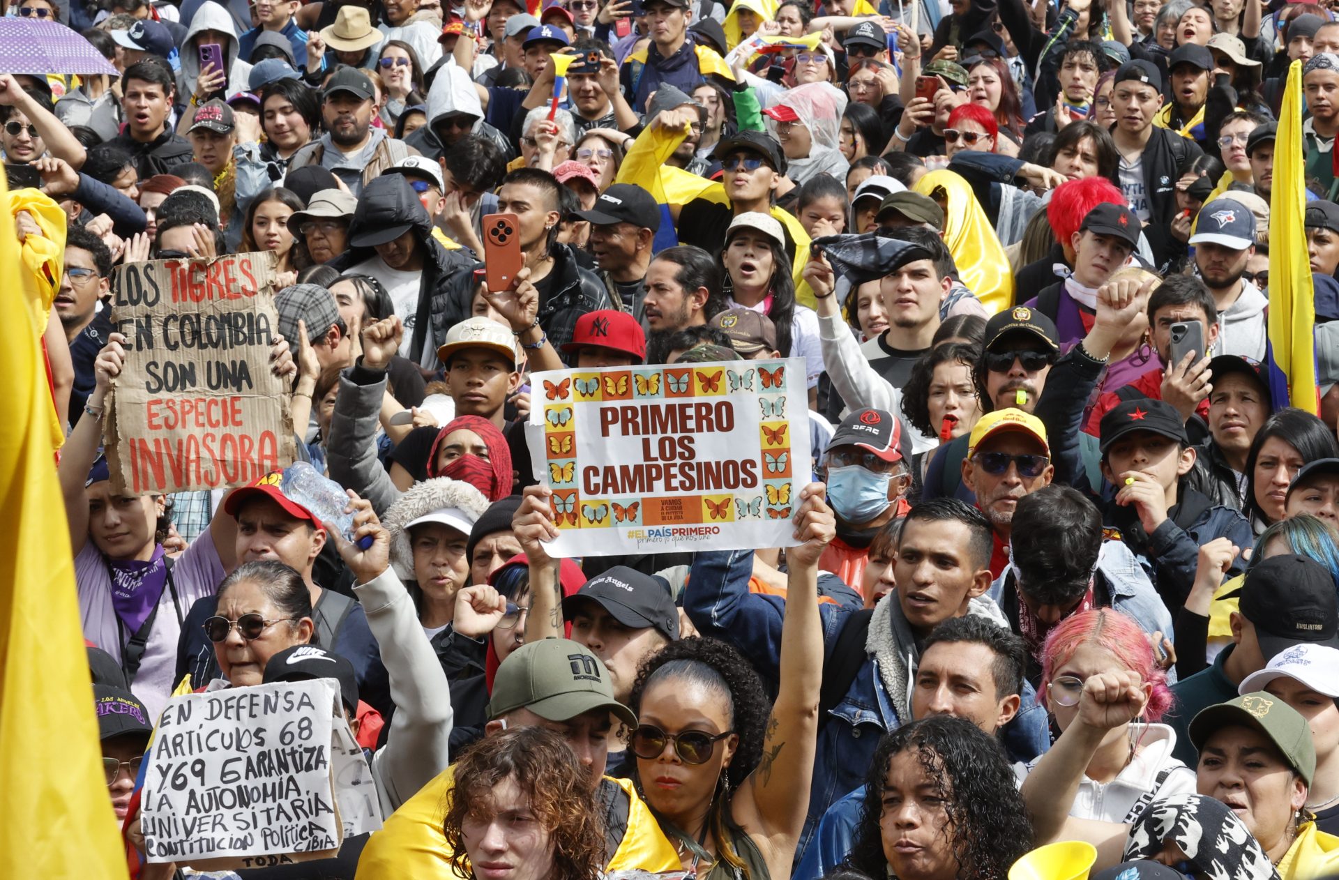 Personas sostienen carteles durante el primer paro nacional convocado por centrales sindicales y partidos opositores contra el Gobierno del presidente de Colombia, Abelardo de la Espriella, este miércoles en Bogotá (Colombia). EFE/ Mauricio Dueñas Castañeda