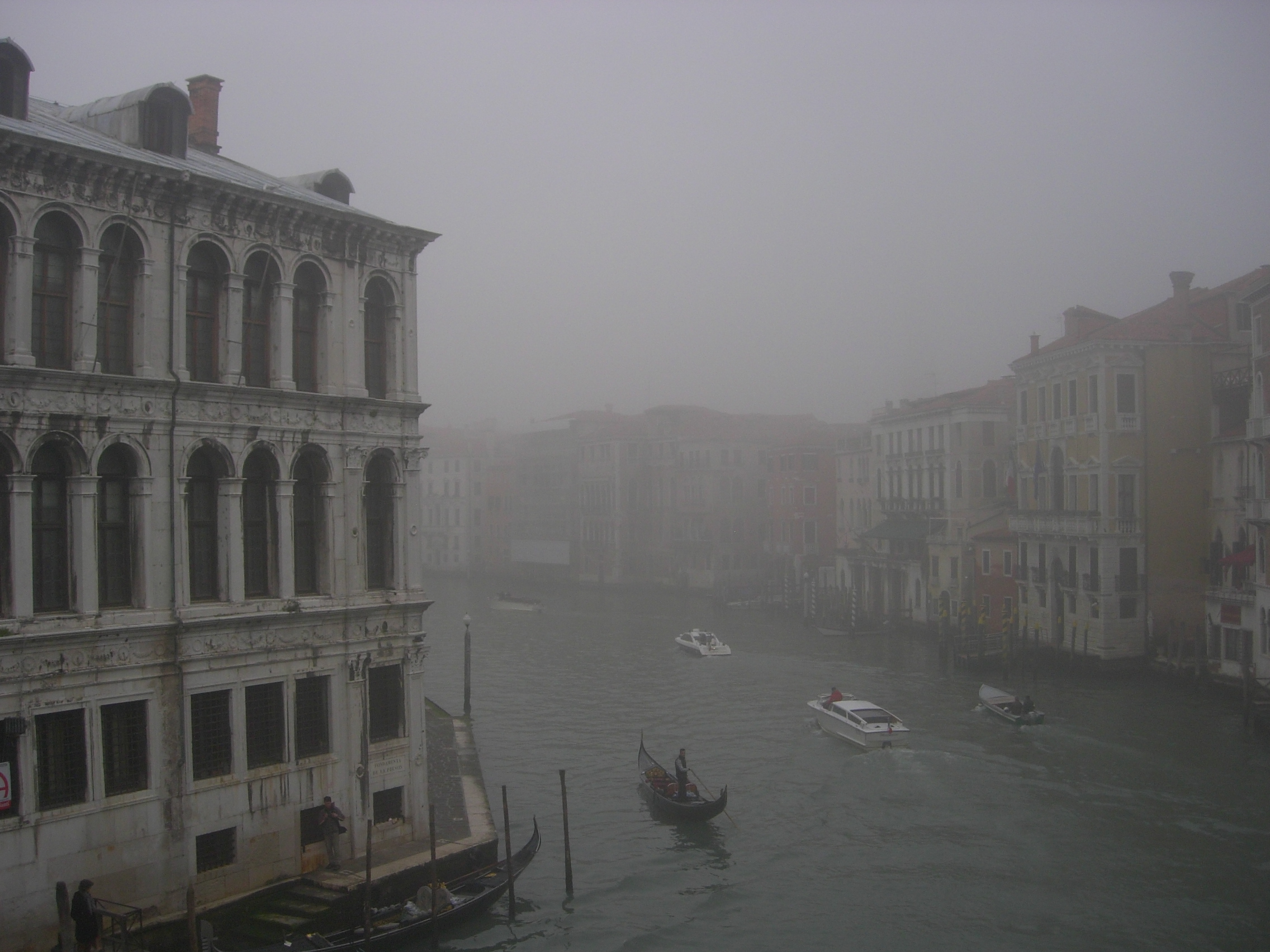 El Gran Canal envuelto en niebla