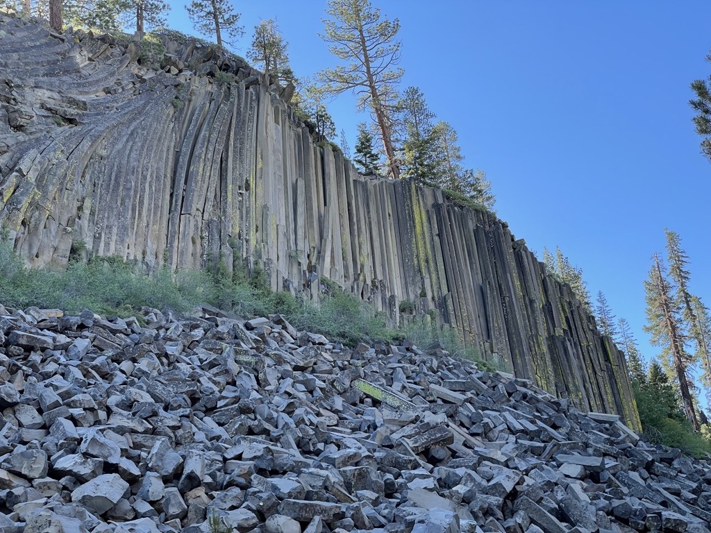 California Devils Rocks Devils Postpile: Formações rochosas e linda cachoeira na Califórnia ...