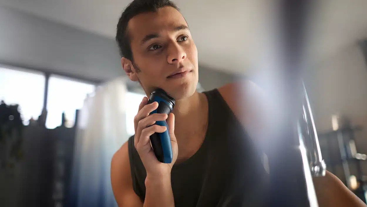 Philips Wet Shaver guy shaving