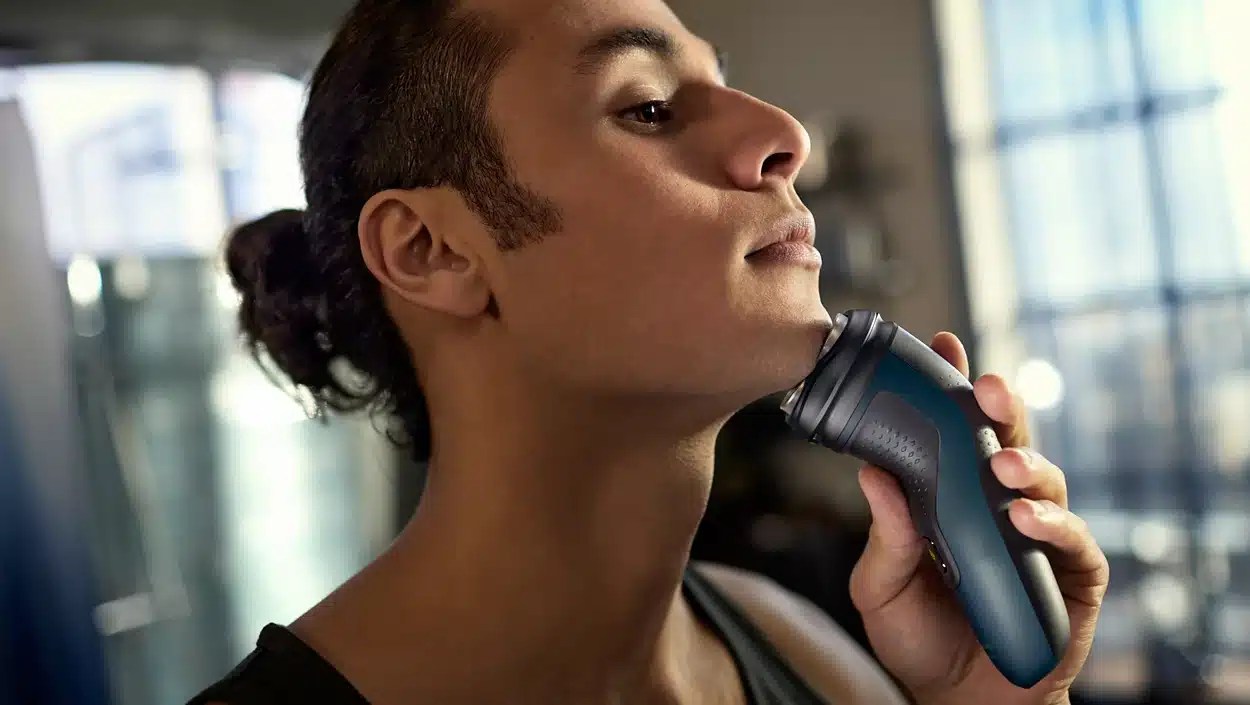 Philips Wet Shaver guy shaving 2