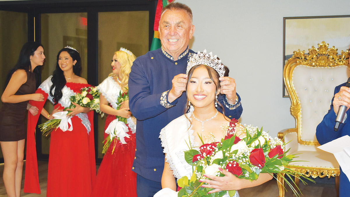 Crowning the Queen of Mexican Independence