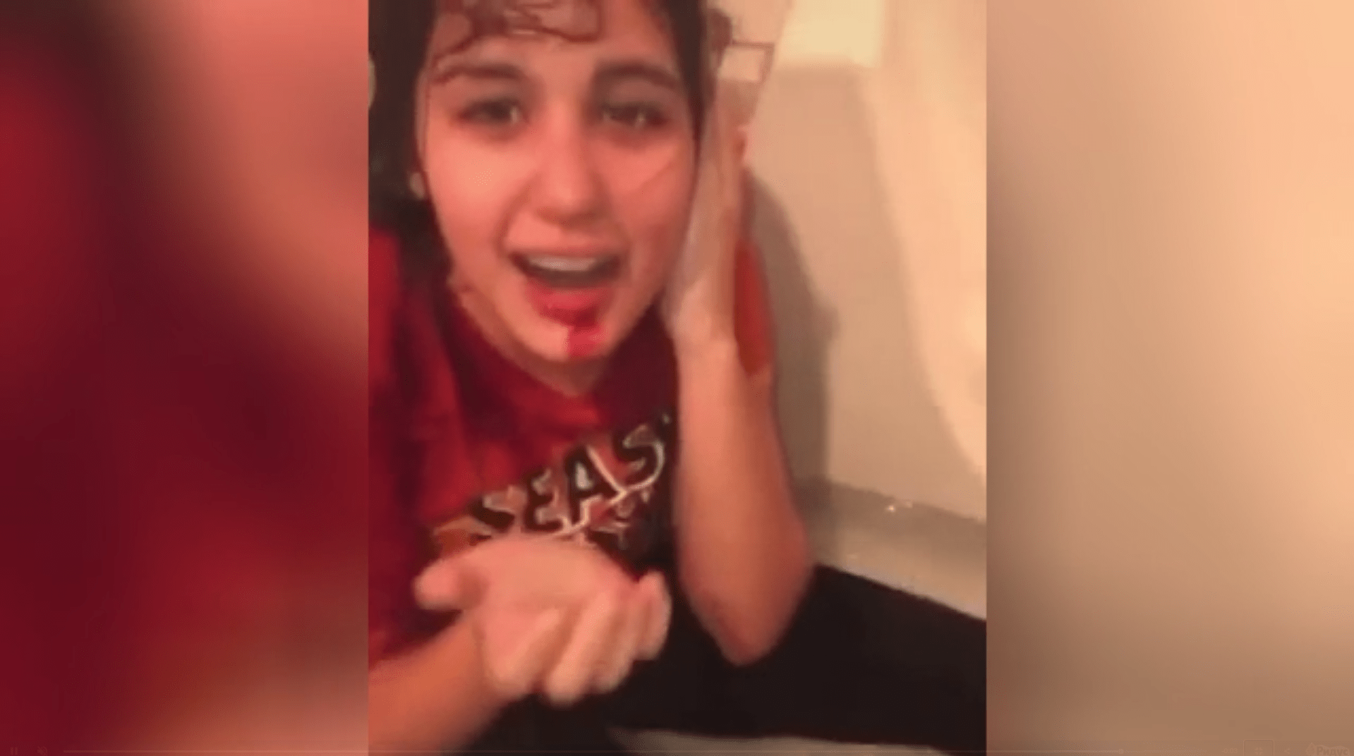 Разъяренный кот повалил хозяйку в ванну, протестуя против купания