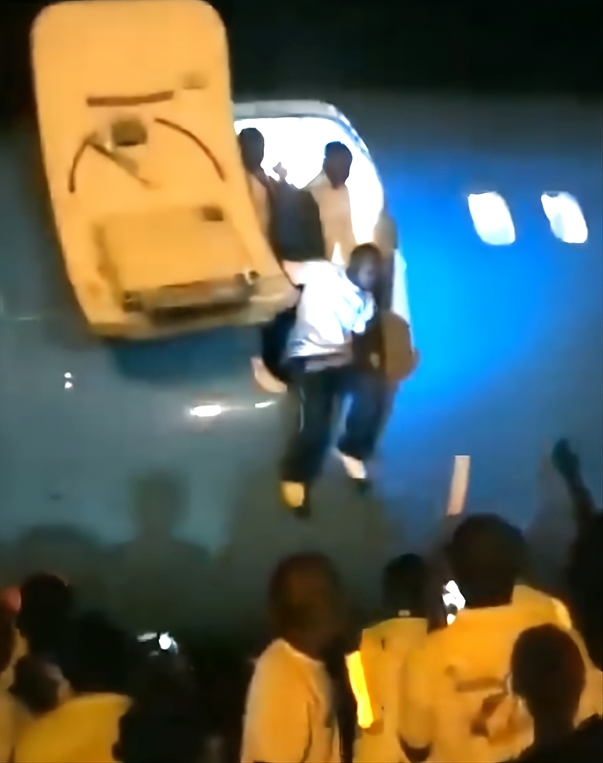 Passengers Jump Off Boeing 737 to Escape Hours-Long Delay (2026)