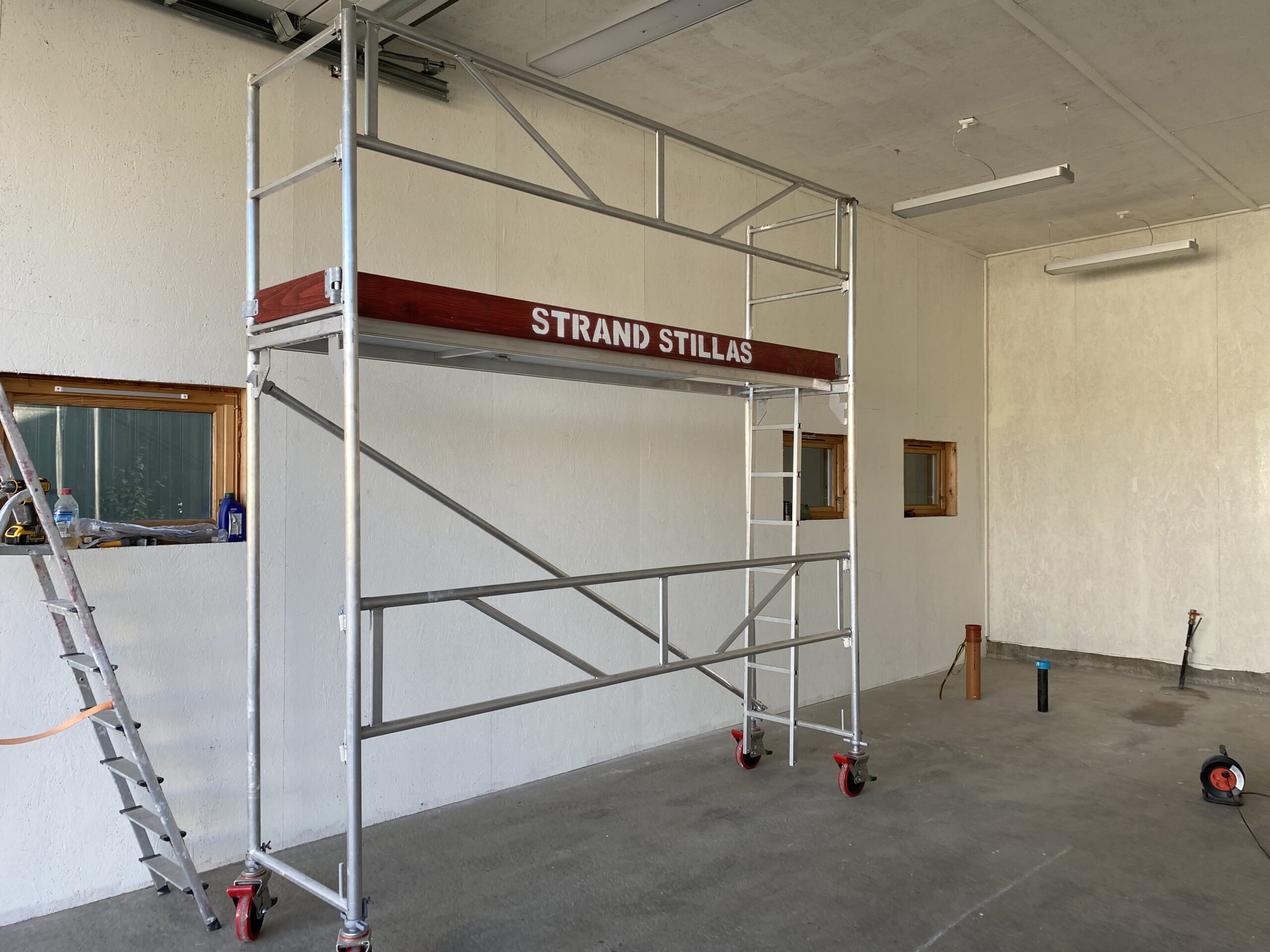 Rullestillas fra Strand Stillas i aluminium, sett forfra