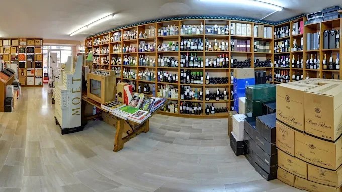 Interior de Vinyes Nobles con estanterías de vinos