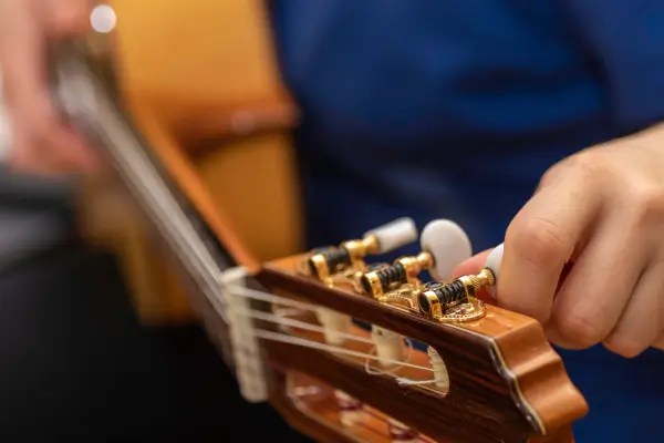 6 Dicas de Ouro Para Manter Seu Violão Afinado Por Mais Tempo