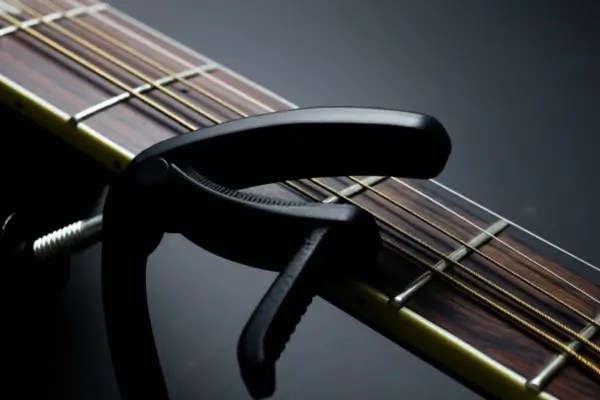 Como usar o capotraste em afinações alternativas para violão de 12 cordas: Guia prático