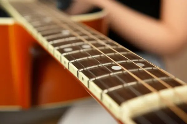 Como consertar trastes desgastados do violão