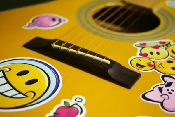 Como decorar seu violão com adesivos sem prejudicar o som: Dicas de preservação