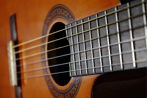 Vibratos Suaves em Acordes Abertos para Folk Acústico