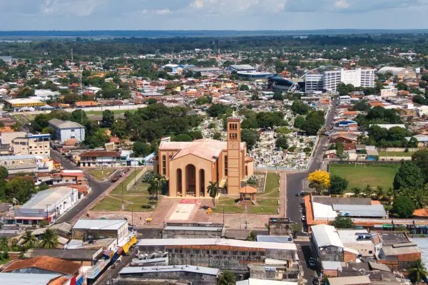 “Vista aérea de Parintins com a Catedral de Nossa Senhora do Carmo em destaque.”