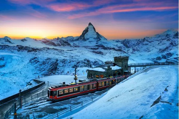 O Encanto das Paisagens Invernais para Trens Vintage em Miniatura