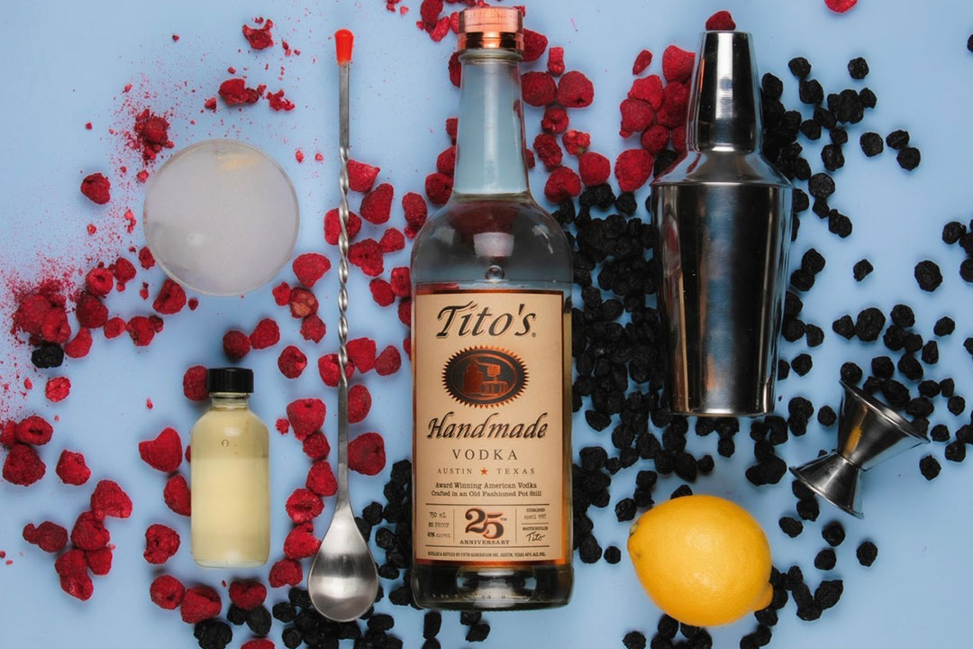 Virtual seasonal mixology class with cocktails and team bonding