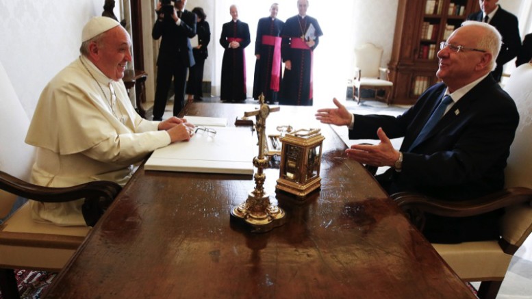 El papa y el presidente de Israel hablaron en el Vaticano sobre el proceso de paz