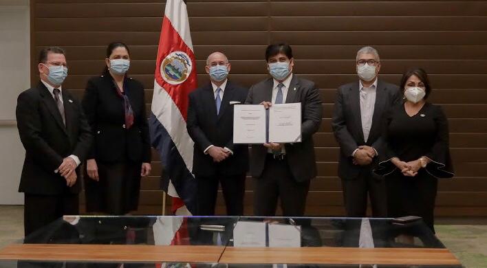 Asociaciones solidaristas celebran firma de reforma a Ley de Usura