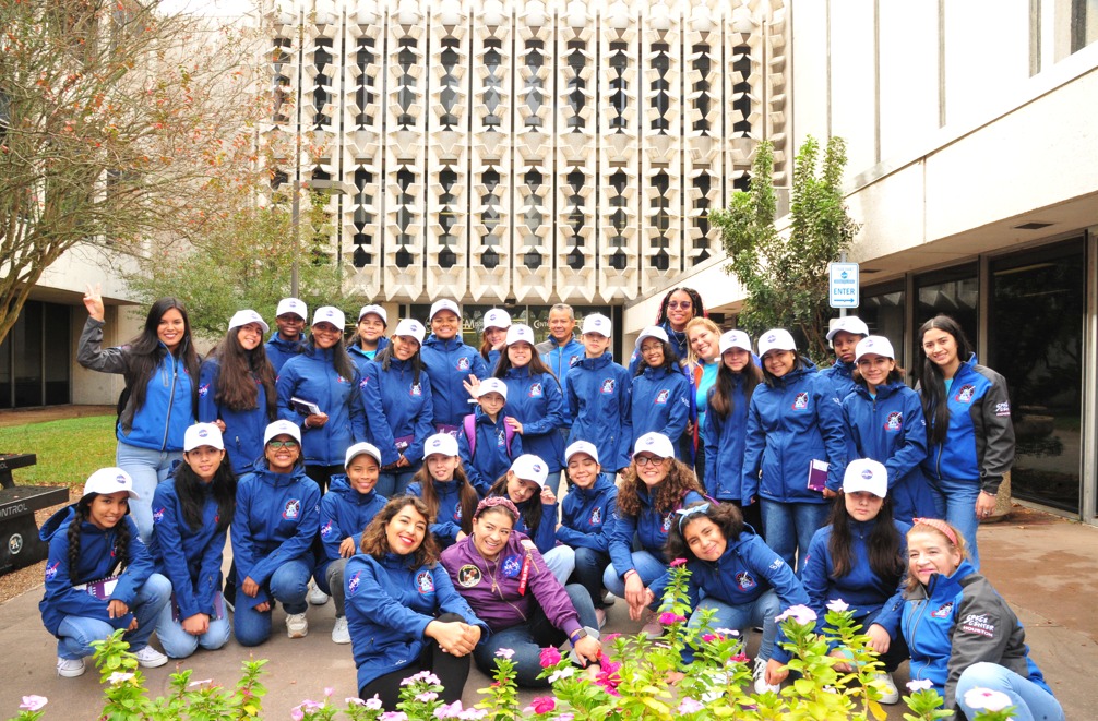 10 niñas ticas se preparan para despegar a la NASA