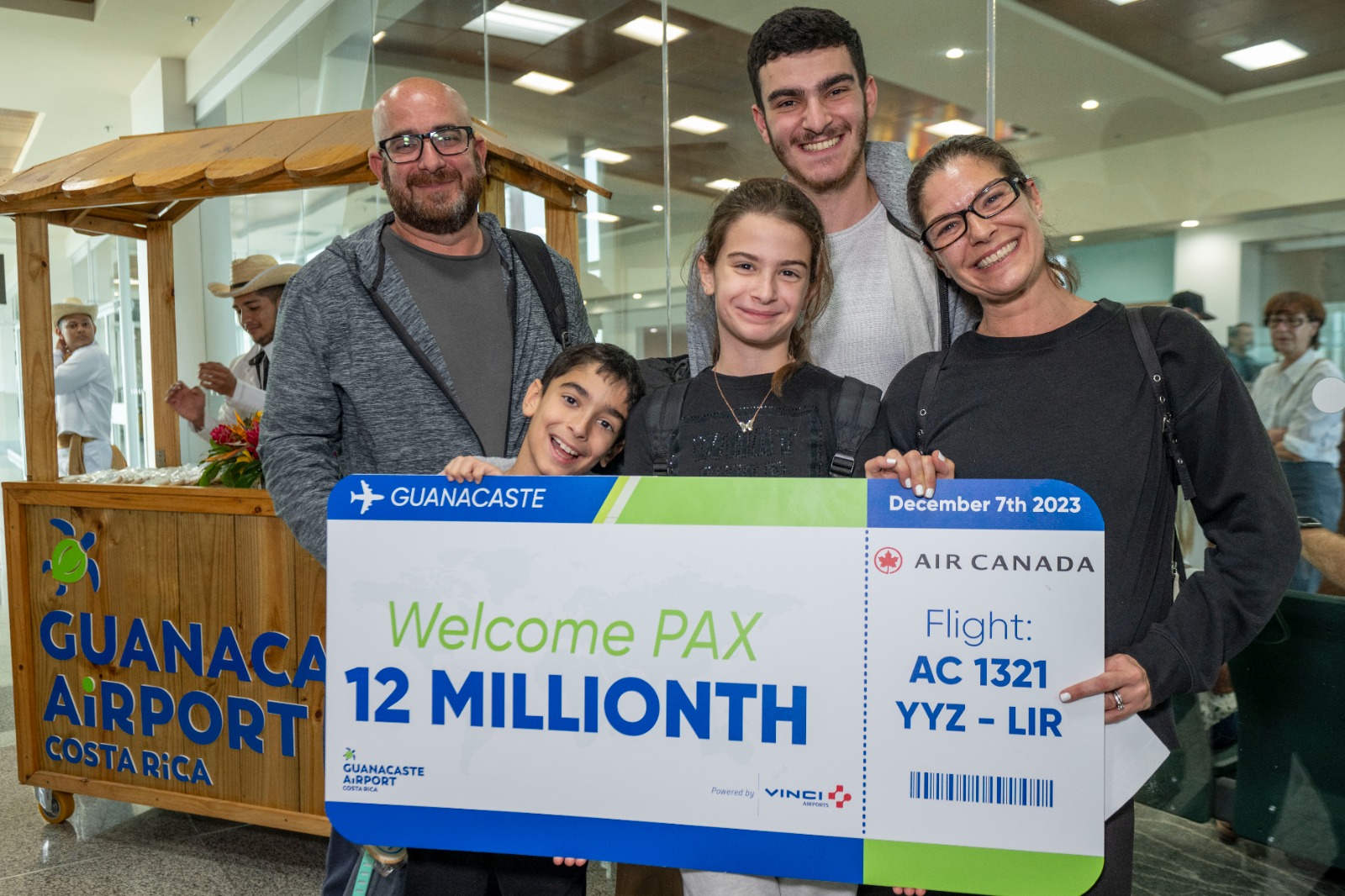 Turista de Toronto se convierte en el pasajero 12 millones de Guanacaste Aeropuerto