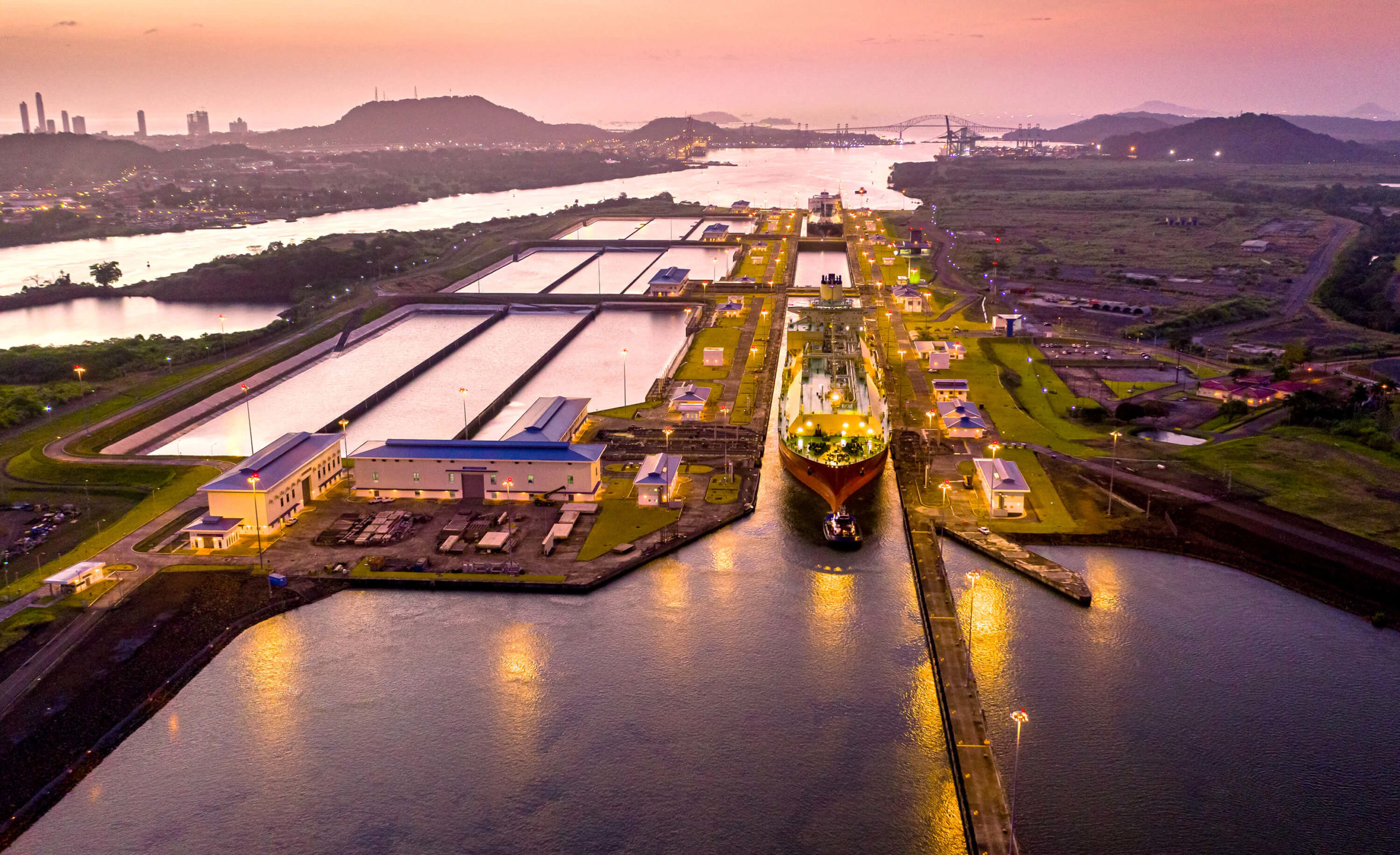 El Canal de Panamá anuncia incremento en tránsitos diarios y calado