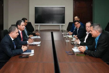 Viceministro de Comercio e Industrias se reúne con ejecutivos de Nevada-Dos Pinos para analizar la industria láctea en Panamá