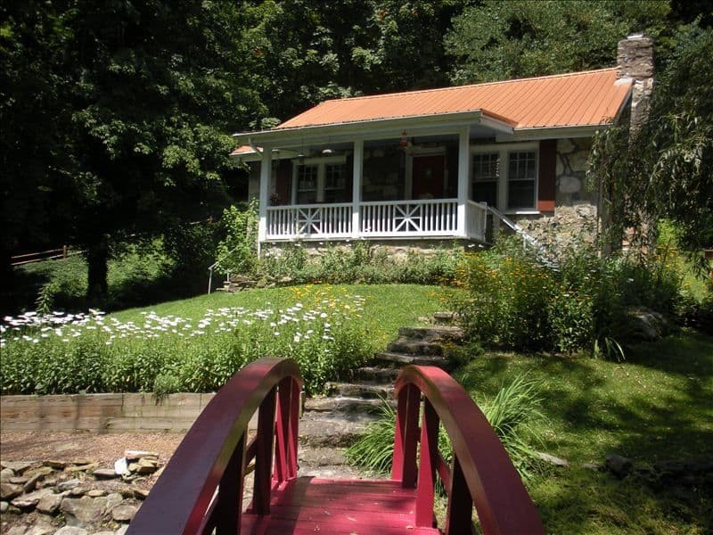The eagle's rest provides cabin and boat rentals on the madawaska river at centennial lake ontario. Eagles Rest Creekside | Visit NC Smokies