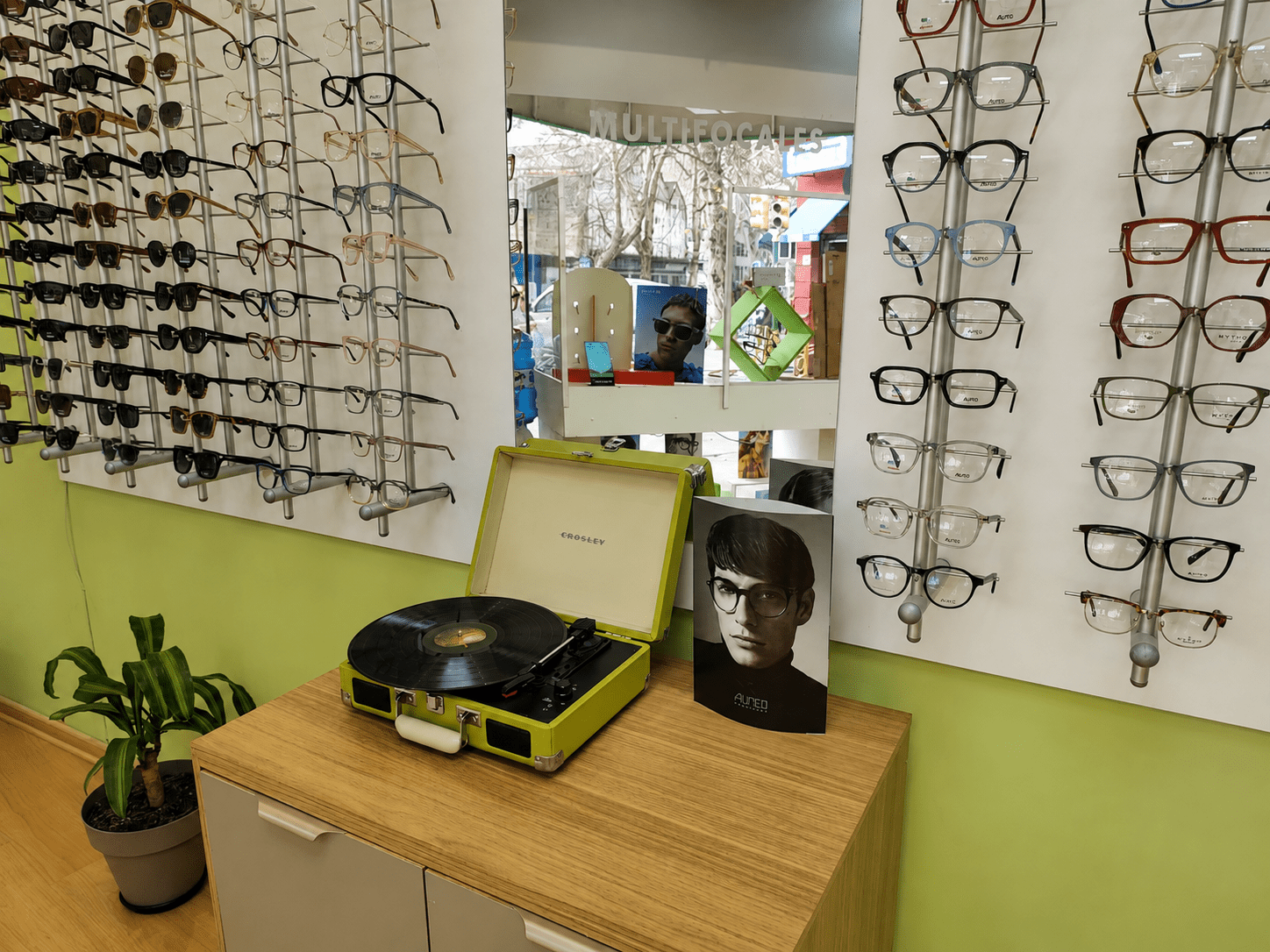 Tocadiscos y lentes en Óptica VIU