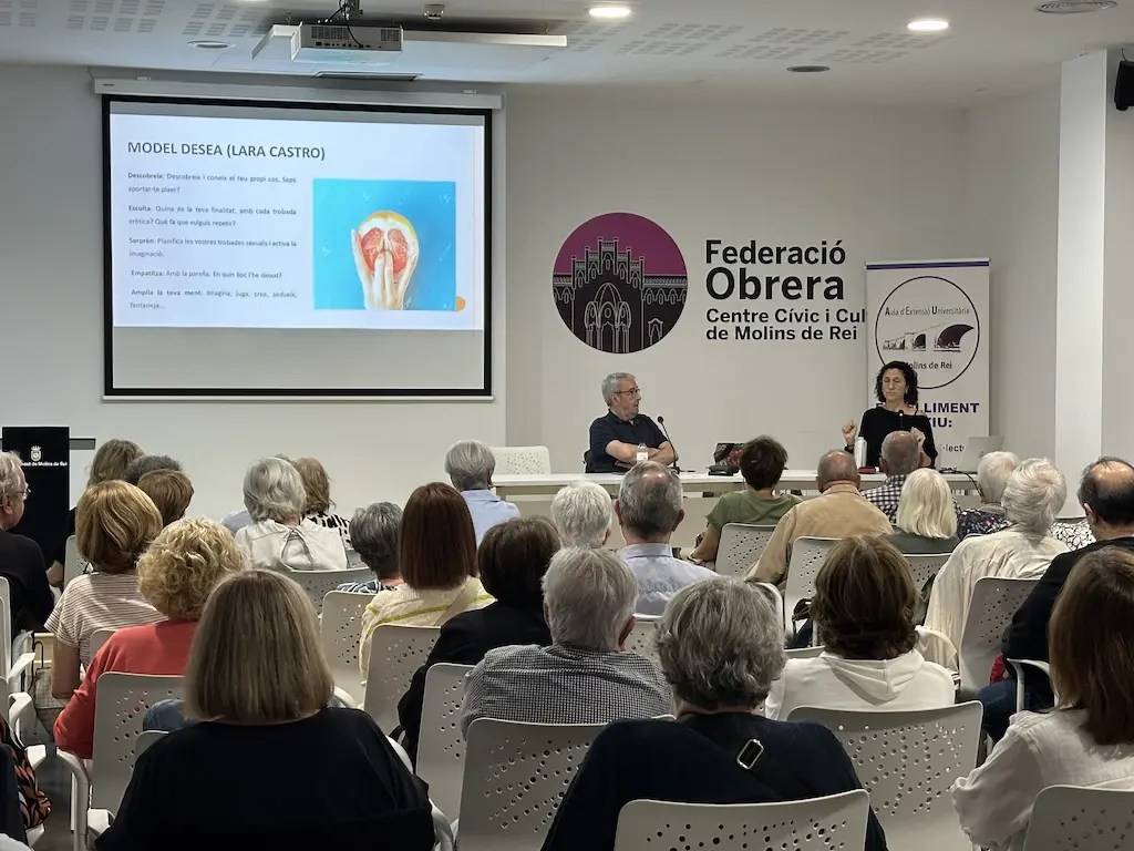 Roser Civit, durant la conferència a la Federació Obrera