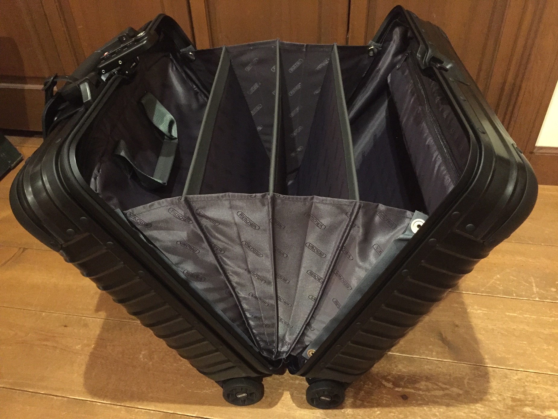 RIMOWA TOPAS 64L マルチホイール 林五正規品 保存袋付 廃盤 RIMOWA TOPAS STEALTH ビジネスマルチホイール26L レビュー – VIVA LA VIDA
