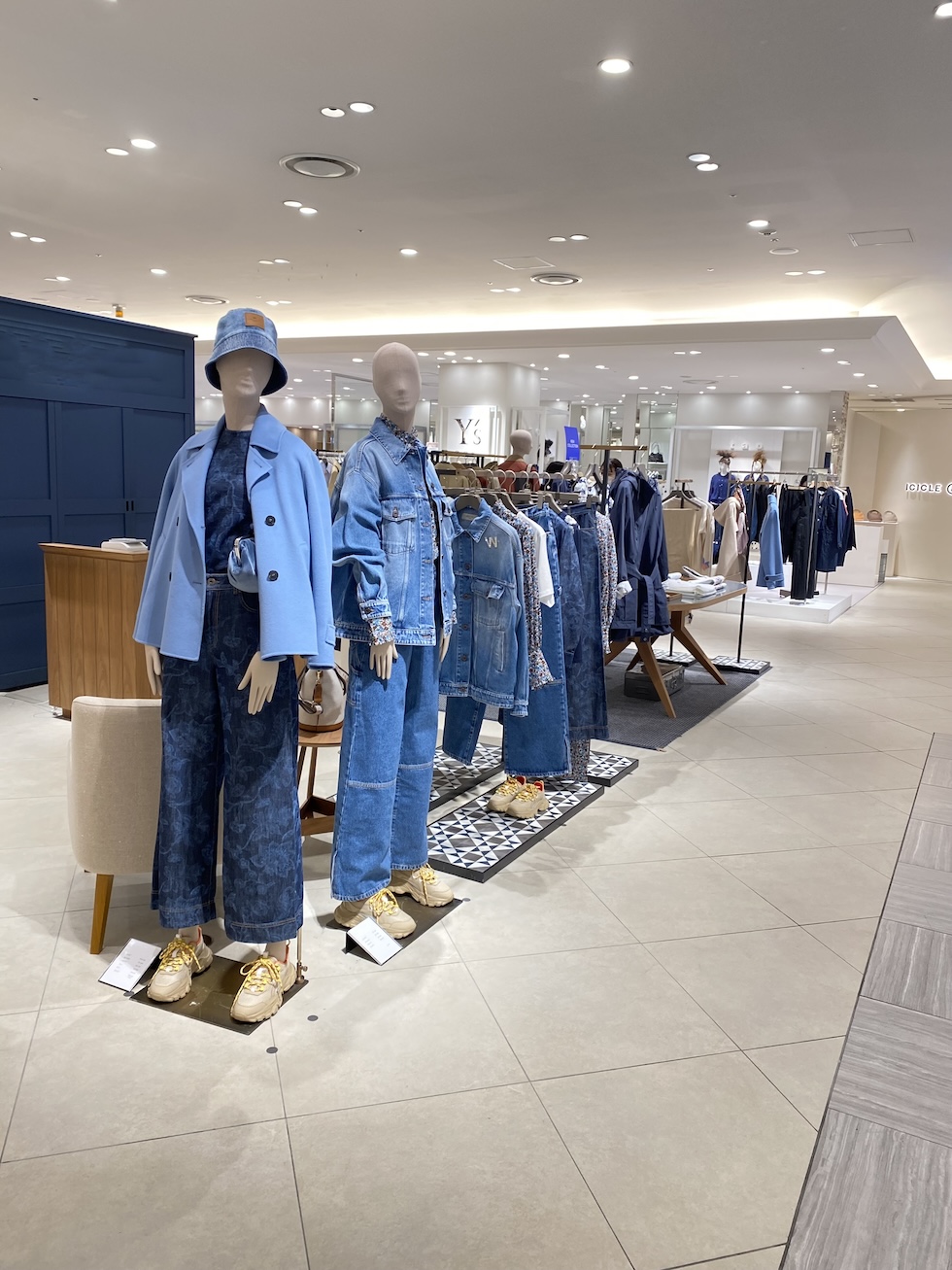 ディスプレイも商品も正面、横と向きを使い分けている