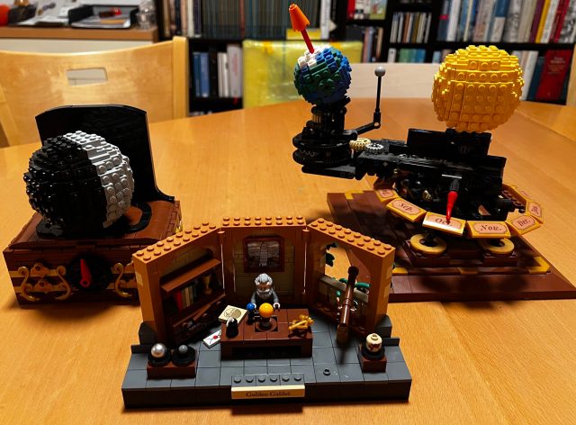 Galileo Lego Set - Mondphasen Simulator (links, MOC von Rebrickable) - CADA Solar System (rechts)
