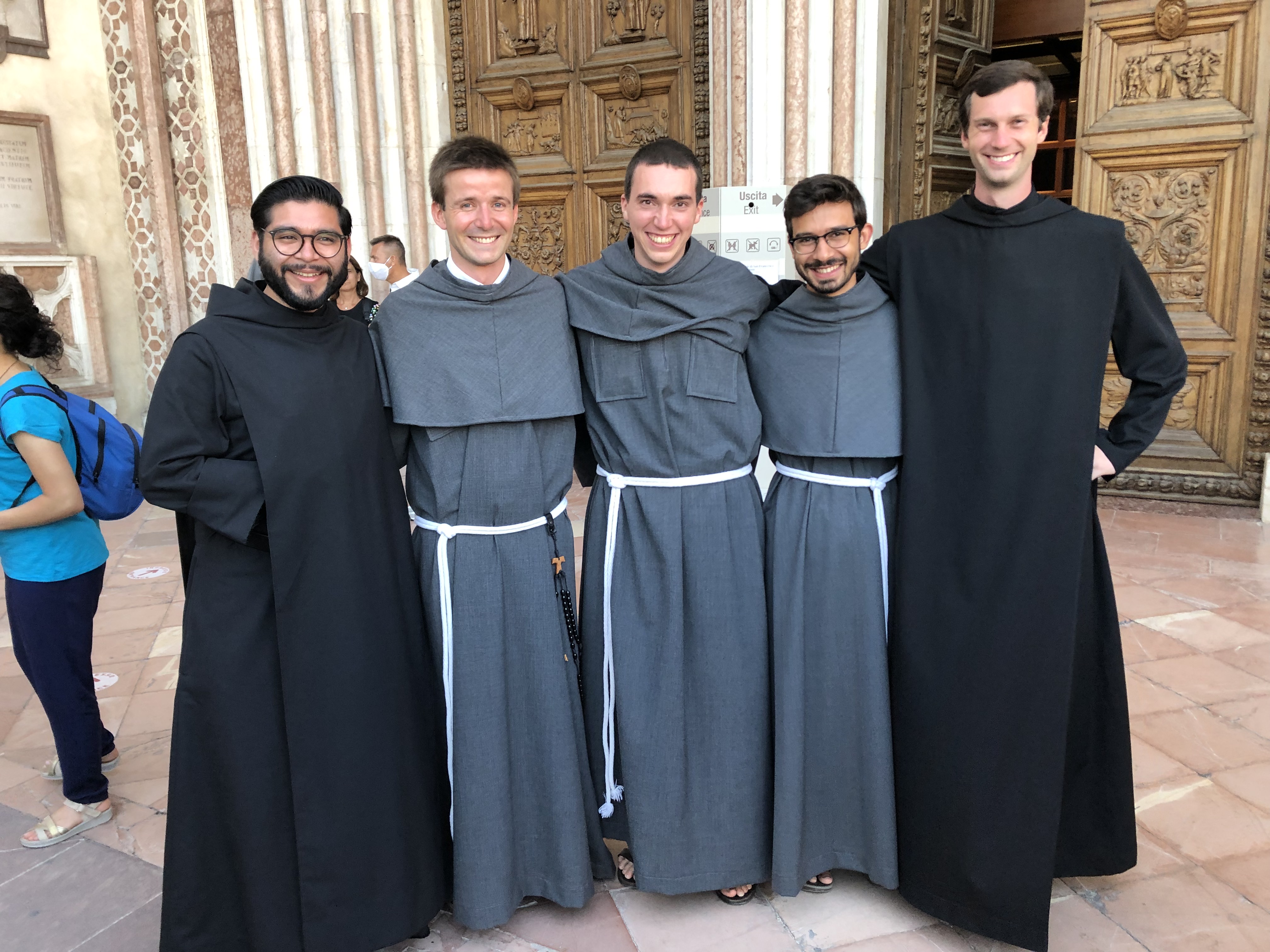 Après la cérémonie, nos trois novices (au centre) devant la basilique Saint François.