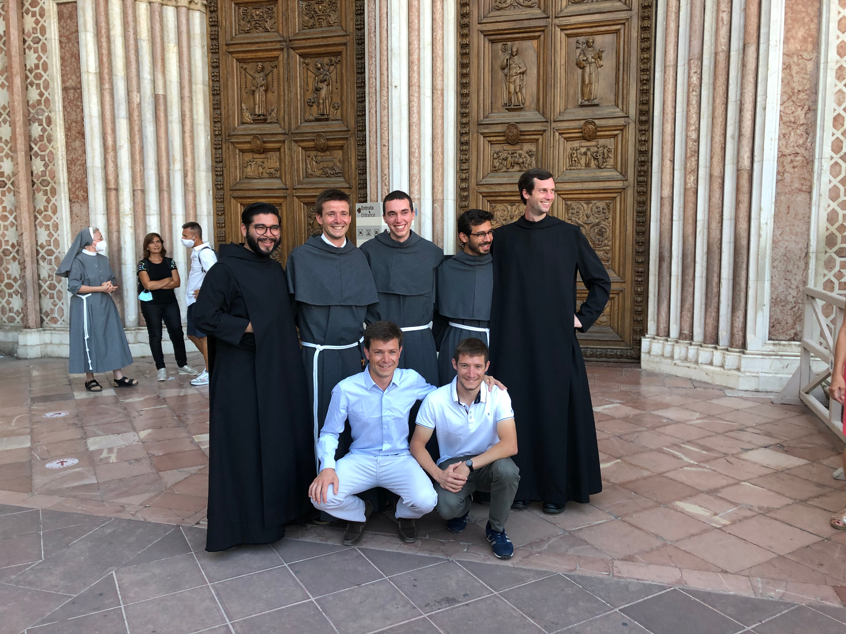 Après la cérémonie, nos trois novices (au centre) devant la basilique Saint François.