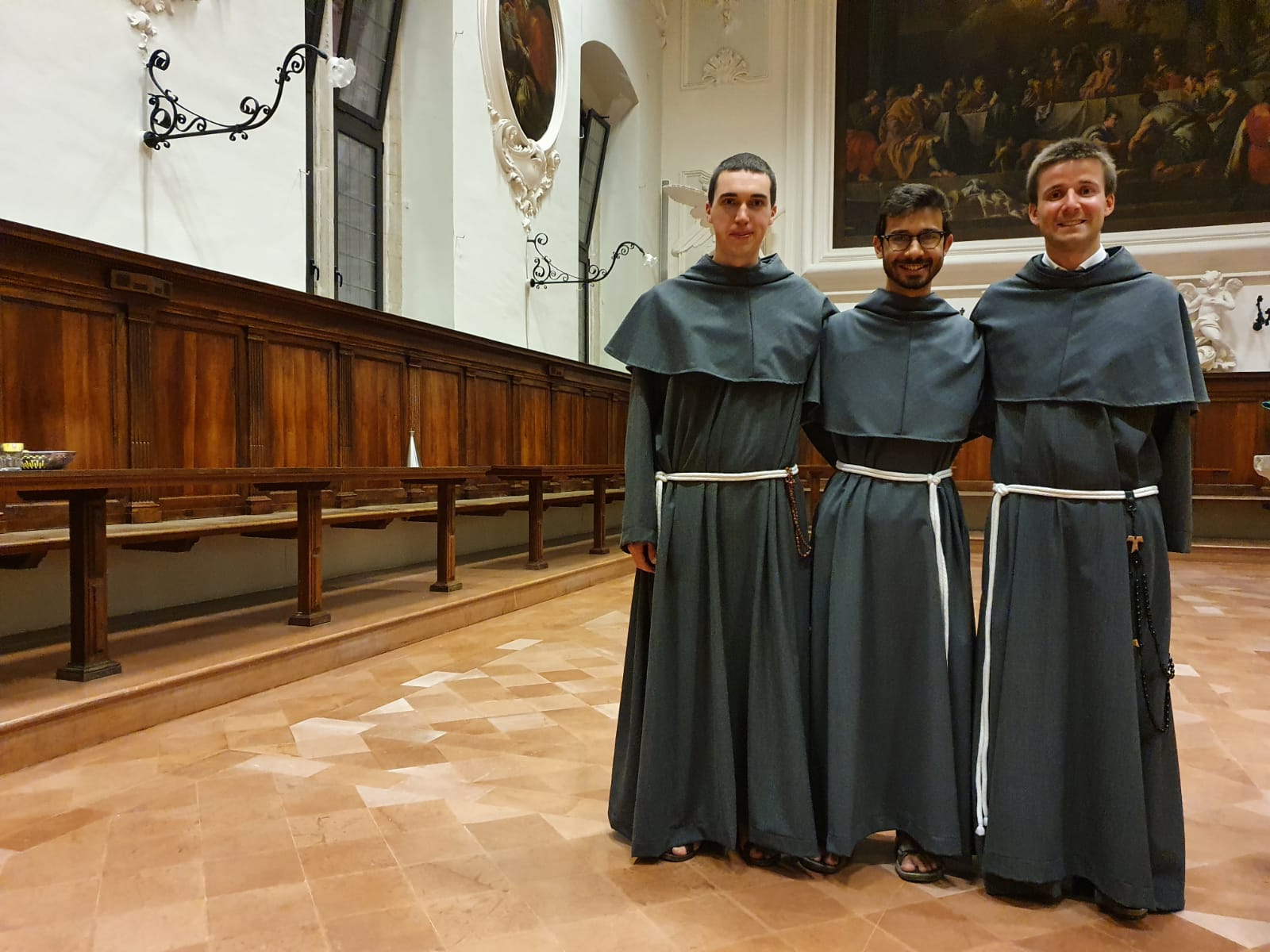 Après la cérémonie, nos trois novices : fr. Emmanuel, fr. Emmanuel et fr. Anselme.
