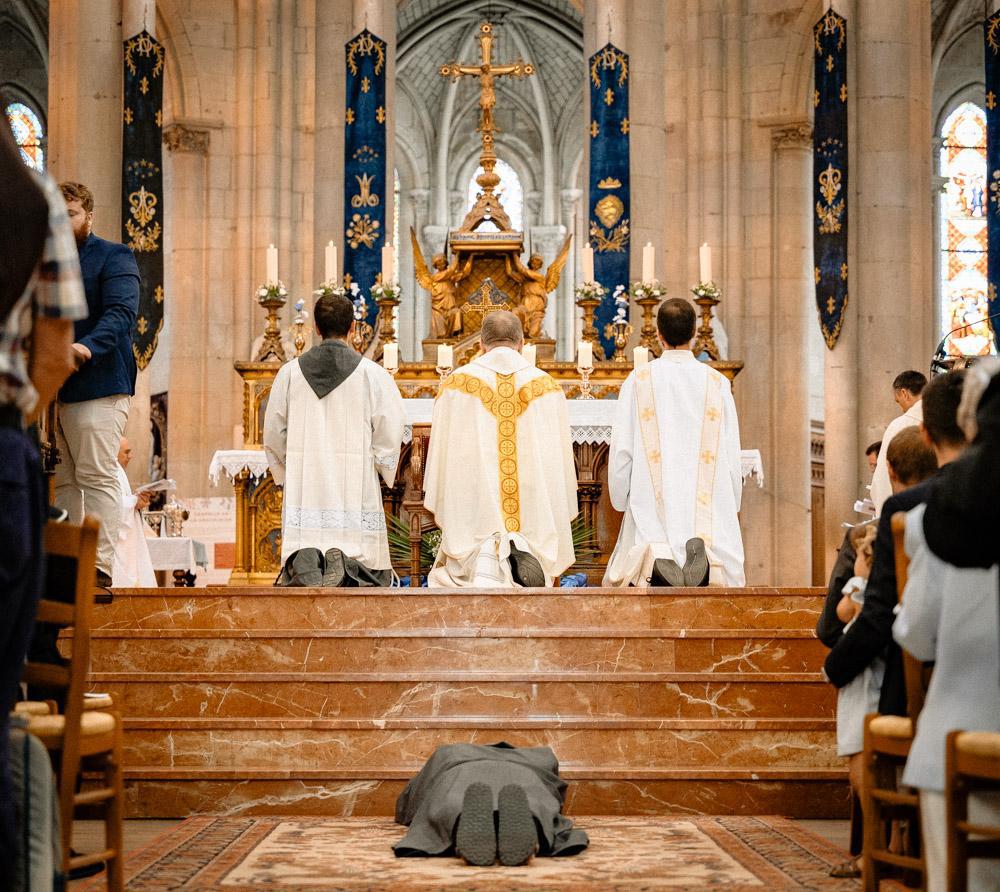 Prostration : signe du don total de fr. Anselme au Seigneur dans la profession solennelle