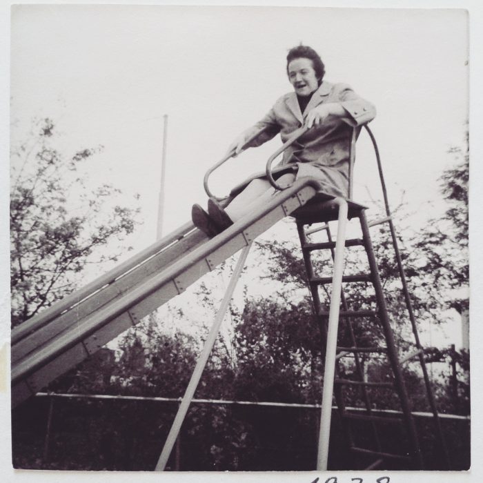 Oma auf der Rutsche