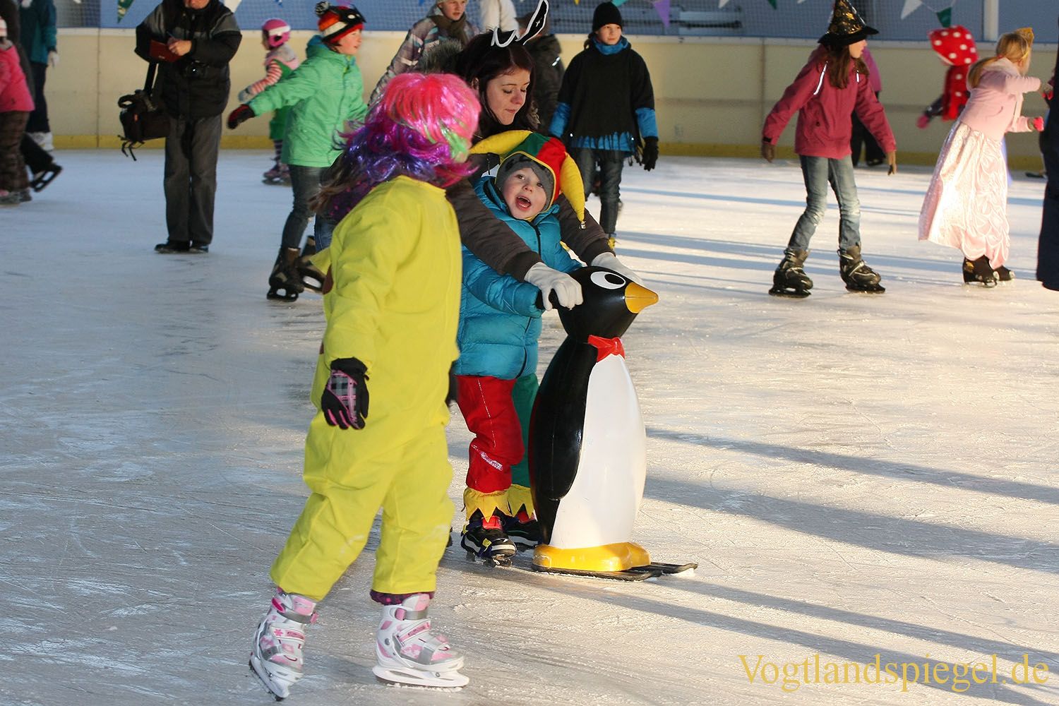 700 000. Besucherin der Greizer Eissportfläche beim Fasching begrüßt