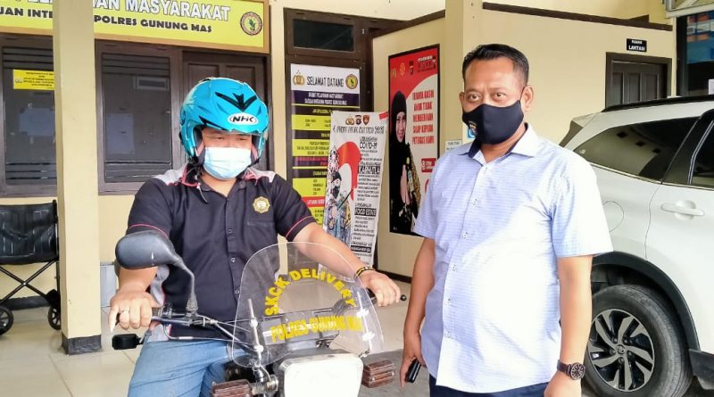 Berbicara di depan umum, pembicara, pria. Kasat Intel Polres Gumas Akp Tri Prasetyo Sedang Memberikan Contoh Tatacara Dengan Stafnya Saat Melayani Pemohon Skck Di Depan Ruang Kantor Setempat Selasa 11 5 2021 Archives Voice Borneo