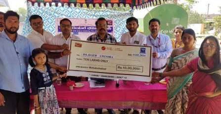 10 లక్షల బీమా చెక్కు అందజేత